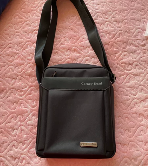 男士单肩包,也不记得买什么送的了,一直放着...