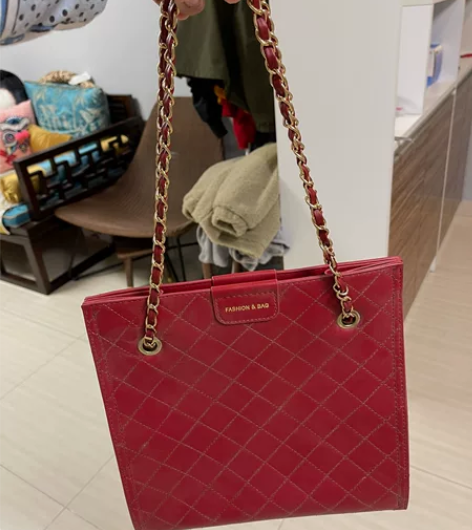 女士红色皮包 手提包。婚礼上用过一次，嘎嘎...