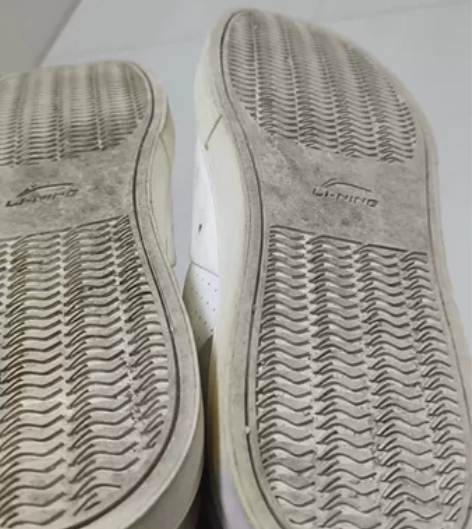 李宁的板鞋惟吾 皮质鞋面 几乎零磨损就是脏...