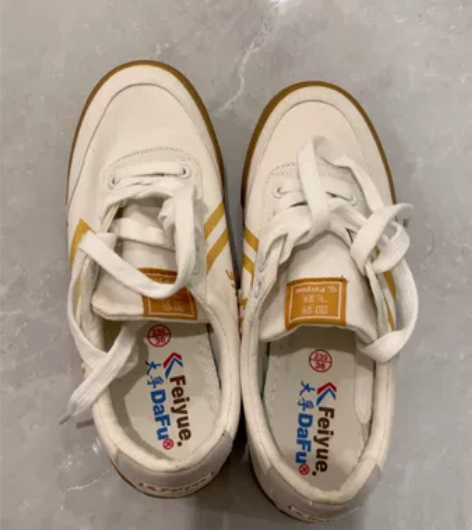 36码九成新，飞跃烫金边帆布鞋，现低价出售...