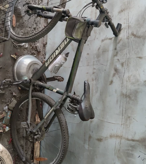 美利达公爵300自行车放着闲置,轮胎内胎放...