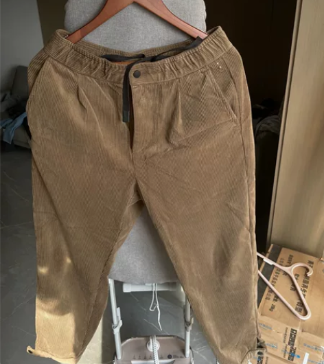 小众品牌CARROI男士卡其色条绒休闲裤,...