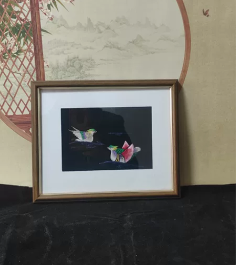 手工刺绣,很精致简约刺绣挂画,实木框,里面...
