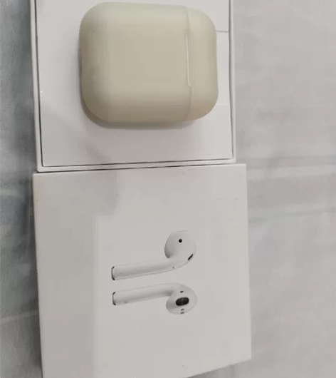 Airpods一代 17年年底买的，很少使...