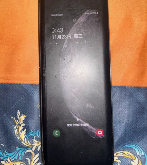 三星f9000个人用后面有个磕裂，不影响使...