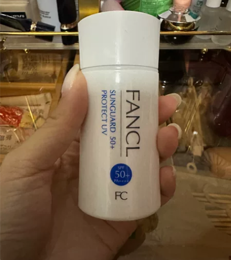 自用芳珂防晒，买来只试用了一次太油了不适合...