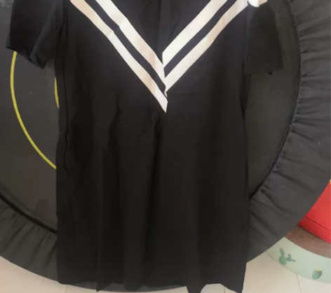 黑色露肩连衣裙，显瘦的同时还不失小性感，可...