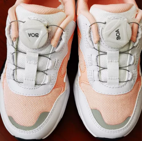 朋友送娃的28码运动鞋，没及时穿现在穿不上...