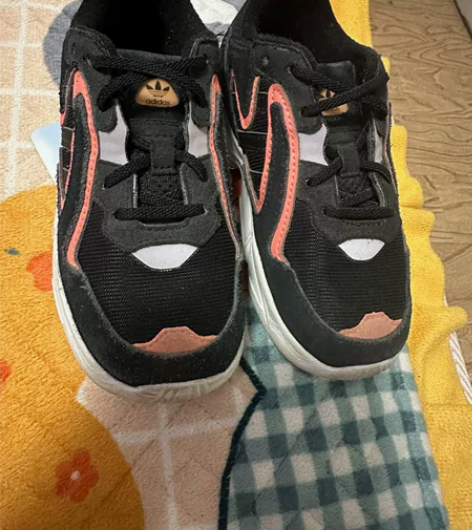 阿迪正品10k,只穿了一次,鞋底基本无磨损...