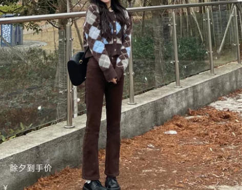 咖啡色设计感小众微喇叭牛仔裤 才买了一个月...