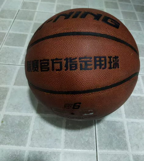 孩子篮球培训班统一发了篮球，这个闲置李宁6...