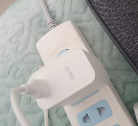 真我q3pro原装充电器。手机被偷用不到了...