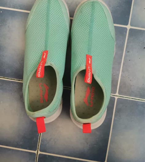 李宁轻便鞋，需要自己清理一下，内长写的22...