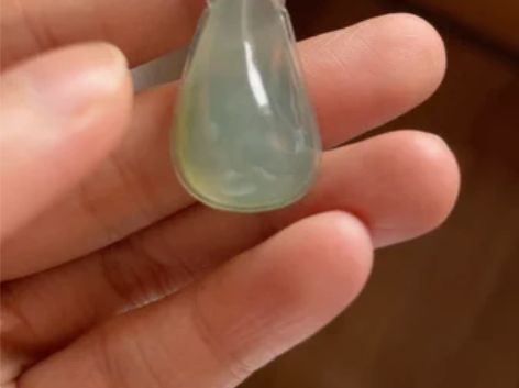 翡翠A货黄加绿吊坠 种很老，湖水绿加一丝秋...