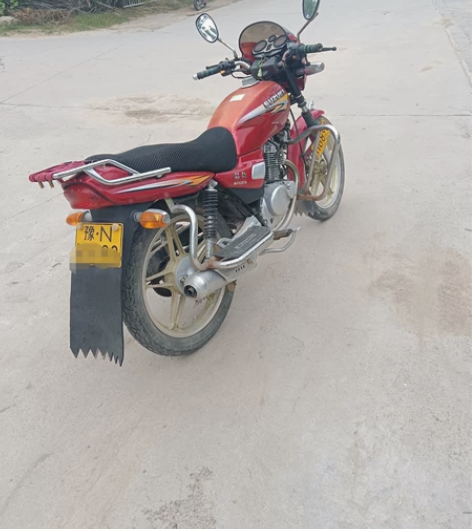 个人铃木钻豹125，有牌脱审。原厂轮胎八成...