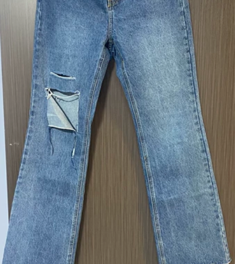 破洞牛仔裤,版型很正,穿上显瘦 感兴趣的话...