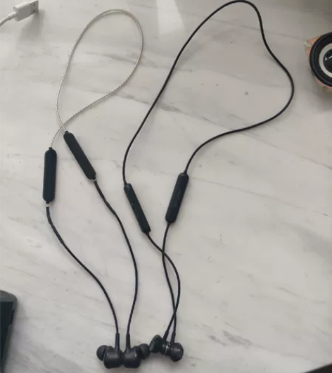 两蓝牙耳机，一个兰士顿运动耳机，另一个支持...