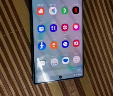 三星ntone10+.屏幕两处漏液,摔了后...