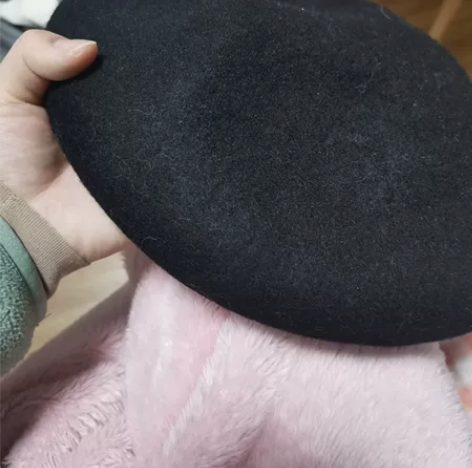 黑色贝雷帽，有点硬挺的那种。全新，正常头围...