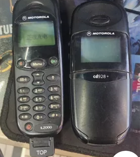 卖两个摩托罗拉手机，一电一充。机器正常开机...