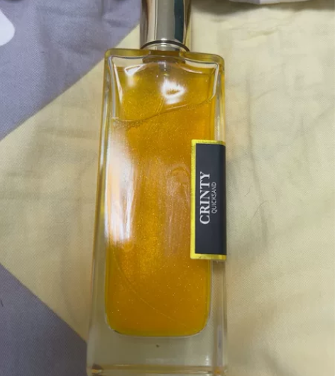 香水，里面有一闪一闪的东西，拆封未使用，喷...