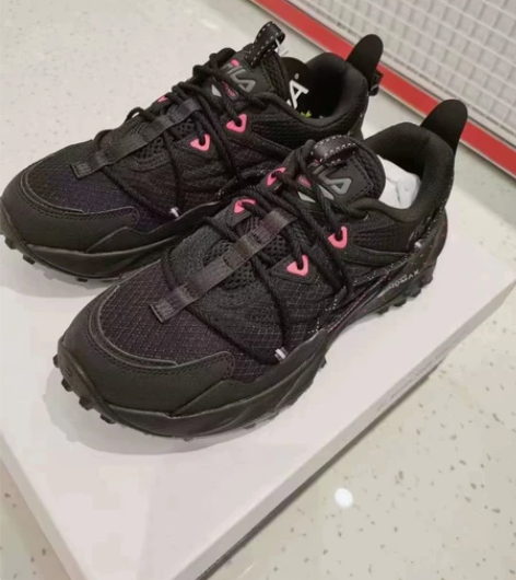 FILA斐乐山猫跑鞋 尺码 37.5 全新...