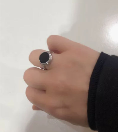 黑色的部分是墨翠，银色的部分是银的，银的两...