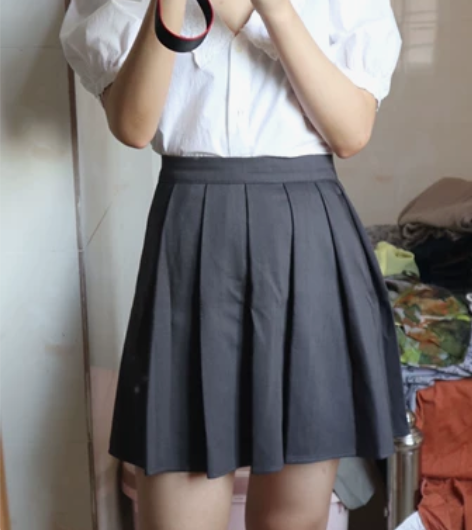 百褶群，学生裙。线下被推销员哄骗购买 一次...