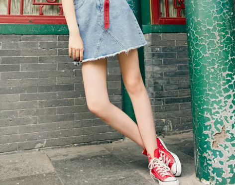 乐町夏装牛仔半身A字裙，M码。裙边毛边设计...