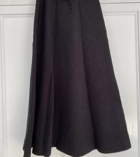 黑色针织长款大摆裙,均码,130斤可穿,有起球和粘毛,介意勿... 黑色针织长款大摆裙,均码,130斤可穿,有起球和粘毛,介意勿...