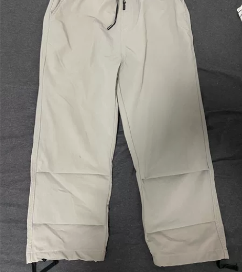 男士宽松阔腿裤，右腿下面有一点污渍，便宜出...