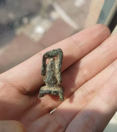 北魏鎏金板凳佛，凳子腿有点残。其他的都没问...