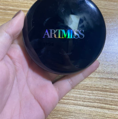 红与黑粉底霜(自然色）和唯魅秀粉底霜(侧影...