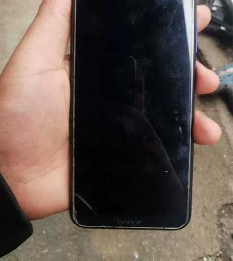 荣耀畅玩8a手机 实物见图，能开机，屏幕正...