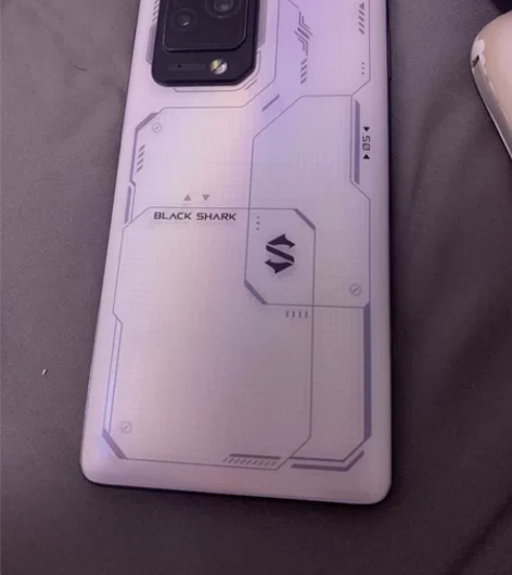 黑鲨5pro 5月购买，买来尝鲜，只会玩王...