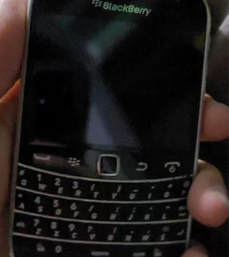 黑莓手机9900，带黑莓娱乐网会员打开浏览...