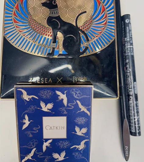 全新眼线笔、眉笔。腮红、眼影用过一点点。不...