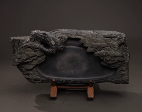 旧藏梅花坑端砚“益寿延年” 藏品琢制精良,...