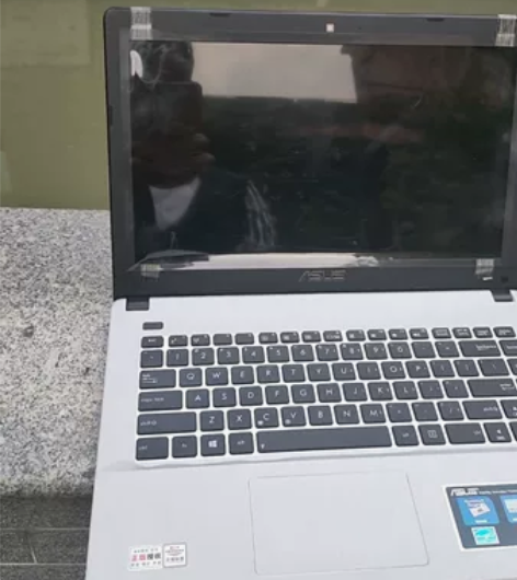 华硕笔记本电脑裸机一台，上面有一层贴纸，电...