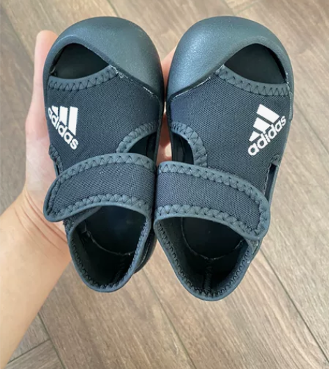 阿迪童鞋 可做室内鞋 特别软 纯黑色 只穿...