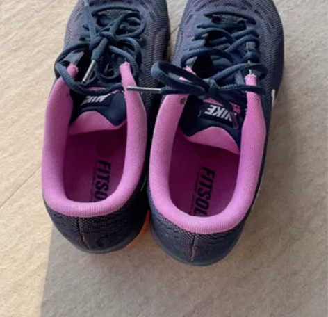 耐克NIKE女士运动鞋气垫鞋 磨损小，成色...