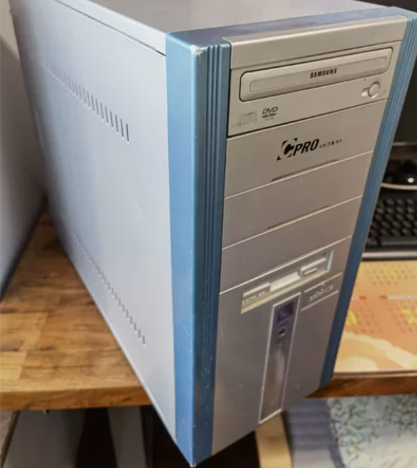 中塔机箱，结实耐用。带三星DVD光驱、软驱...