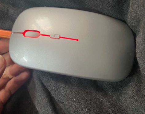 小米无线蓝牙鼠标，基本没用过几次，鼠标下面...