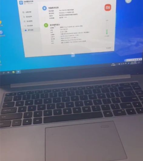 小米笔记本电脑 配置看图片  表面不是很新...