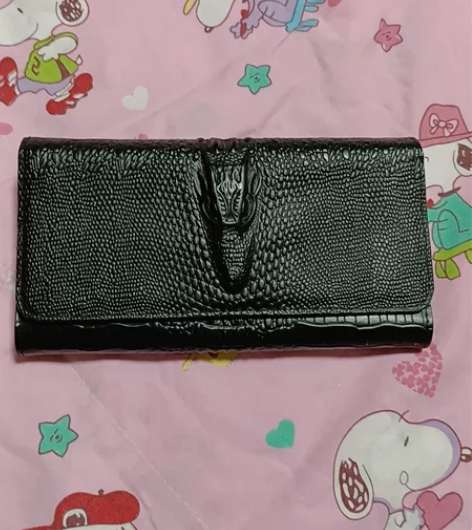 红谷女士钱包，当手拿包也很好看，夹层挺多的...