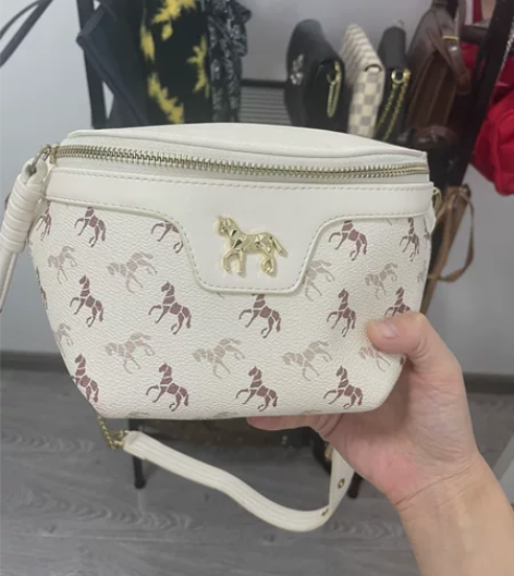 个人闲置，斜挎包 感兴趣的话点“我想要”和...