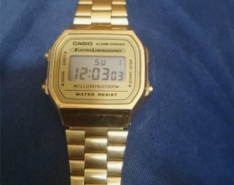 卡西欧小方块金表 成色如图，表面有轻微划痕...