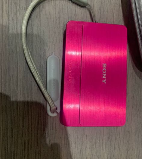 玫红色sony相机，型号DSC-T700，...