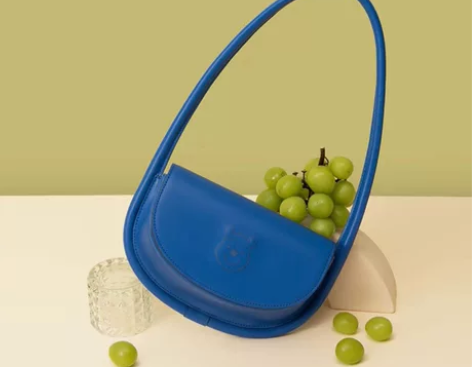 不莱玫迪士尼联名克莱因蓝包 感兴趣的话点“...