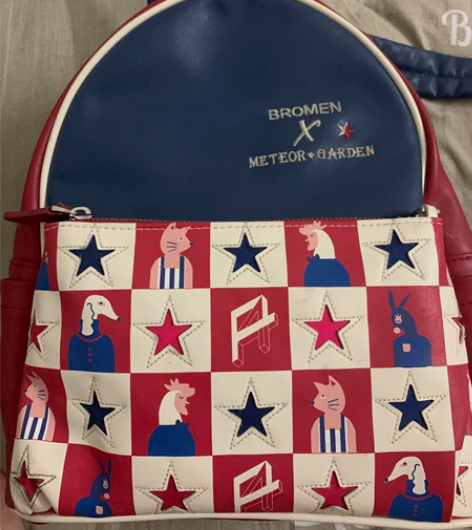 不莱玫双肩包背包镭射刺绣双肩包 包包图案是...